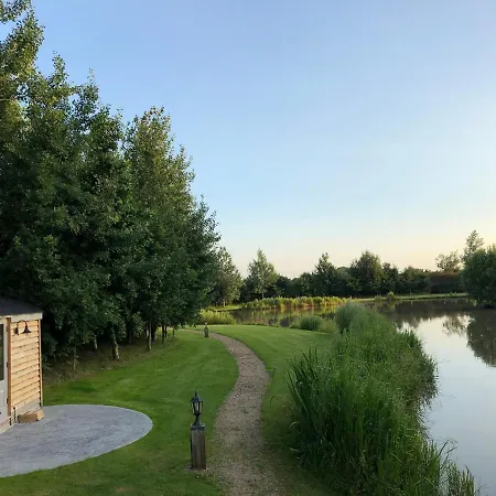 Campsite Luxury Shepherds Hut - The Moorhen By The York