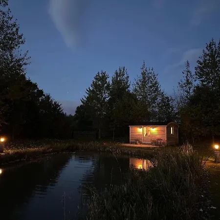 Campsite Luxury Shepherds Hut - The Moorhen By The