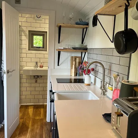 Campsite Luxury Shepherds Hut - The Moorhen By The *