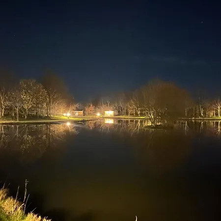 Campsite Luxury Shepherds Hut - The Moorhen By The