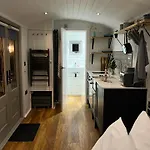 Luxury Shepherds Hut - The Moorhen By The Кемпинг