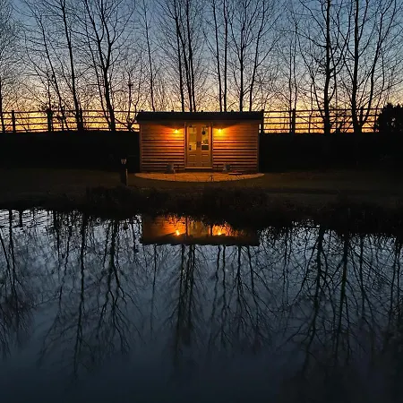 Camping Luxury Shepherds Hut - The Moorhen By The York
