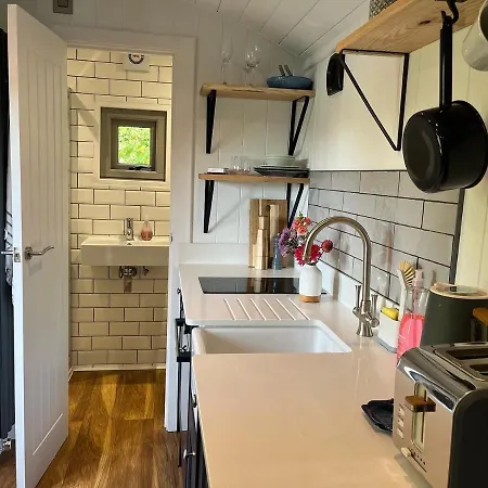 Kemping Luxury Shepherds Hut - The Moorhen By The *