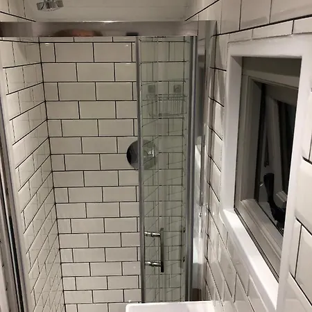 אתר קמפינג Luxury Shepherds Hut - The Moorhen By The יורק