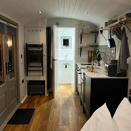 Luxury Shepherds Hut - The Moorhen By The אתר קמפינג