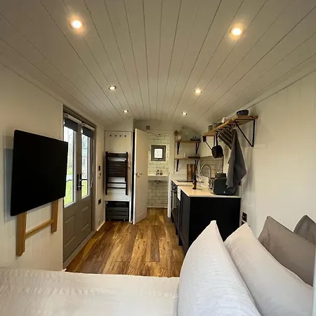 Luxury Shepherds Hut - The Moorhen By The *