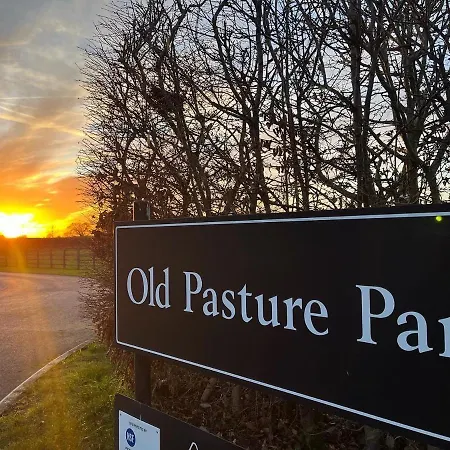 אתר קמפינג Luxury Shepherds Hut - The Moorhen By The *