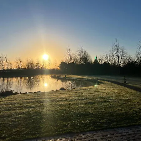 אתר קמפינג Luxury Shepherds Hut - The Moorhen By The יורק