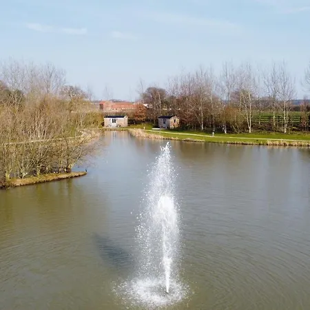 Luxury Shepherds Hut - The Moorhen By The אתר קמפינג *